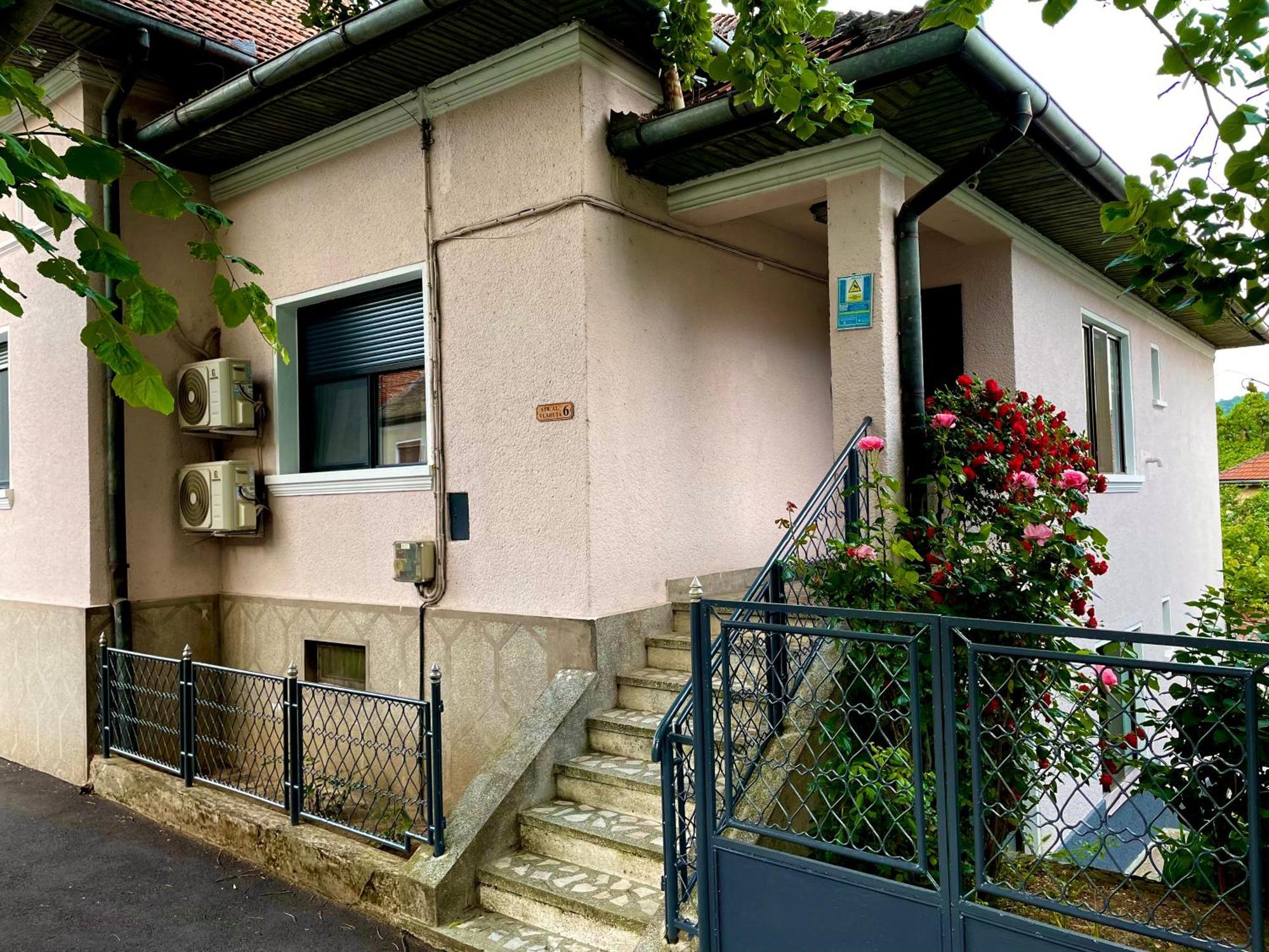 Holiday Home Esku Orsova Ngoại thất bức ảnh